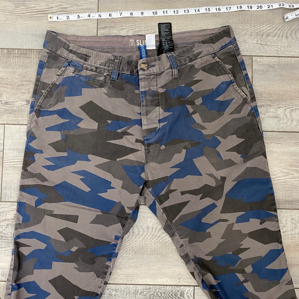 H&M Divided men’s slim camouflage cut off shorts